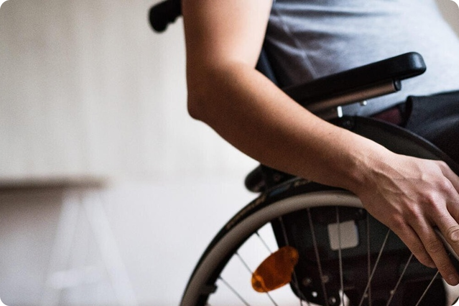 برای کسانی که تحرک محدود دارند: حرکت مستقل را ممکن می کند و از سفر برای کارهای روزمره و کارهای روزمره پشتیبانی می کند.